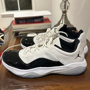 Jordan - White and Black Athletic Sneakers CMFT
